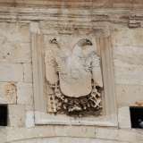 Sull�edificio ci sono tre stemmi, di cui uno centrale e pi� grande raffigurante un�aquila